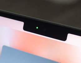 An image of the MacBook Air M4's display with the webcam in view. 