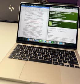 MacBook Air 13-inch (2024) - Apple M3 8-core and 10-core GPU