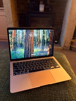 MacBook Air 13-inch (2020) - Apple M1 8-core and 7-core GPU - 8GB