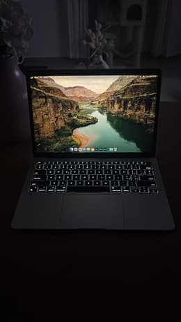 MacBook Air 13-inch (2020) - Apple M1 8-core and 7-core GPU - 8GB